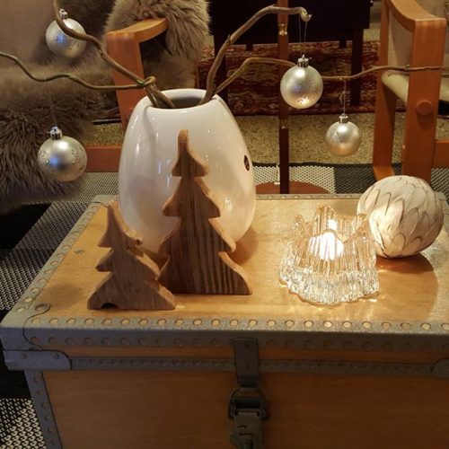 Håndlavede små juletræer i træ – sæt
