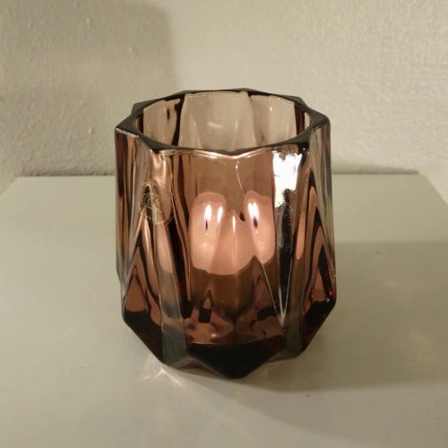 Fyrfadstage i brunt glas – fin og elegant af Lene Bjerre
