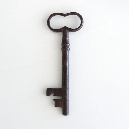 Stor antik nøgle med patina