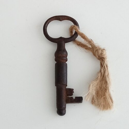 Rusten antik nøgle med gammel skade