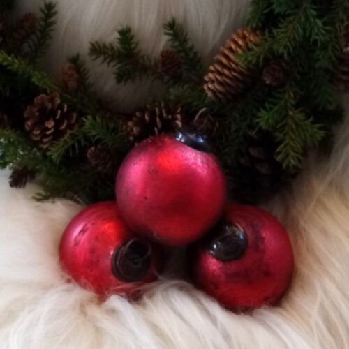Rustikke røde julekugler til dekoration og ophæng