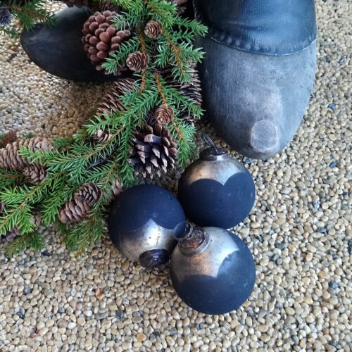 Rustikke sorte julekugler til dekoration og ophæng