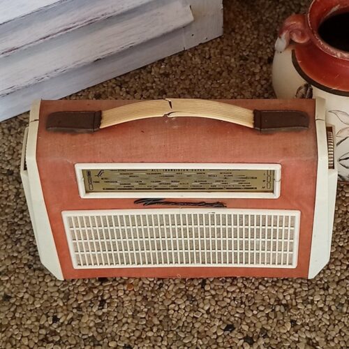 Retro transistor radio – i fin stand