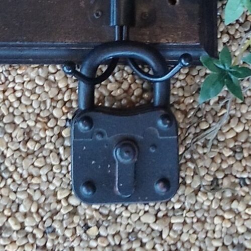 Stor gammel hængelås flot rustpatineret – uden nøgle