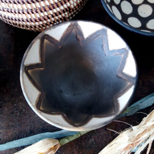 Afrikansk håndlavet lerskål