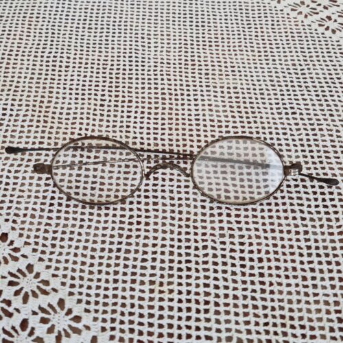 Antikke briller med stålstel