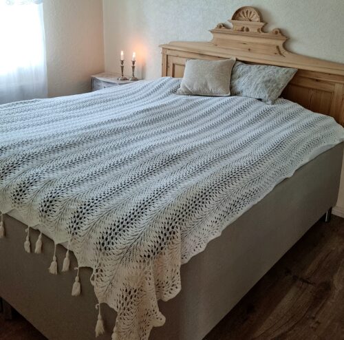 Hvidt strikket sengetæppe