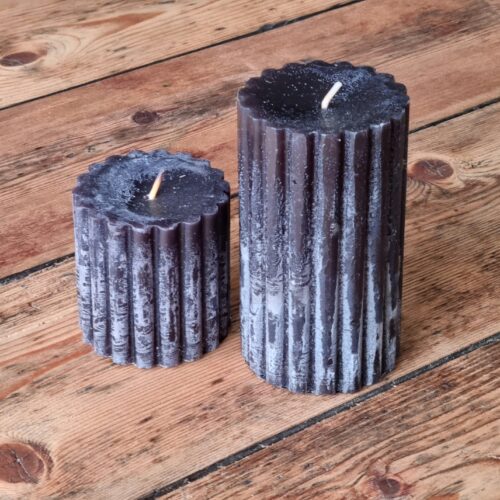 Koksgråt rustikt duft – bloklys 7 cm x 6,5 cm –