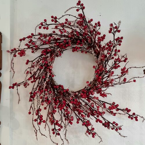 Rød bærkrans med frost – flot dekorationskrans