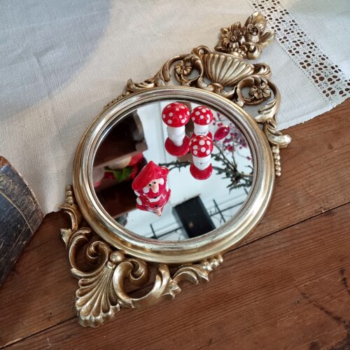 Lille guldspejl med fin dekor og ophæng
