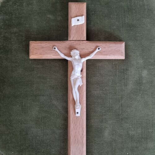 Krucifiks i træ med hvid Jesus
