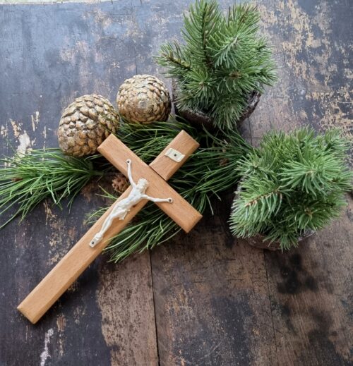 Krucifiks i træ med hvid Jesus