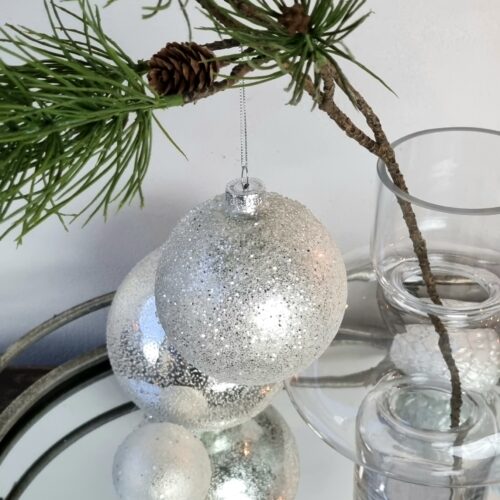 Flot stor hvid/sølv julekugle med glimmer – 10 cm ø
