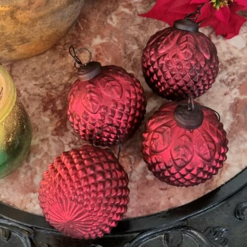 Vinrøde julekugler med flot mønster