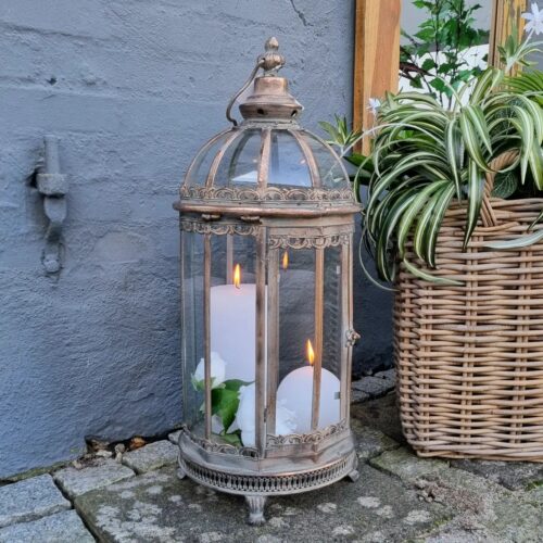 Stor lanterne i antiklook med glas og flot mønster
