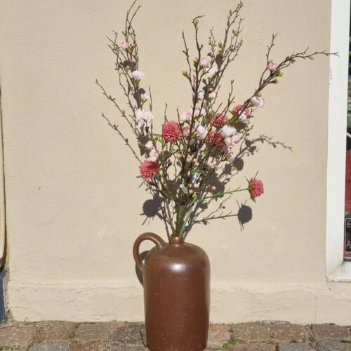 Stor lerflaske i fin stand med smukke blomster