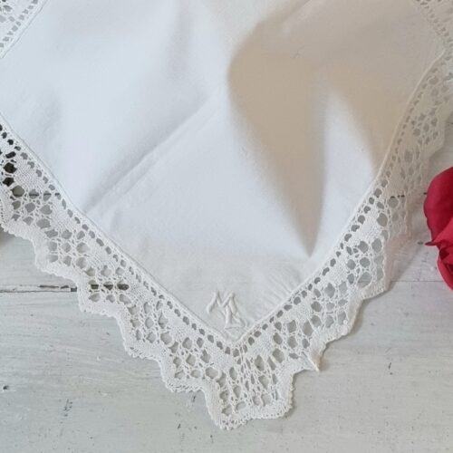 Smukt lille lommetørklæde med knipling