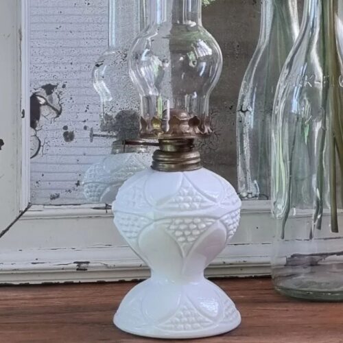Petroliumslampe i hvidt glas – sød og romantisk