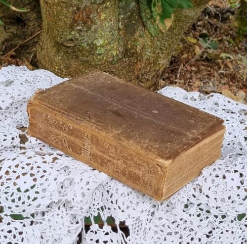 Antik bibel i patineret stand