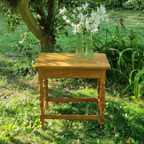 Lille lyst bord i egetræ – så fint!