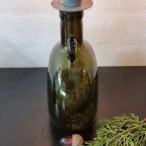 Mørkegrøn flaske med lille hank – i fin stand