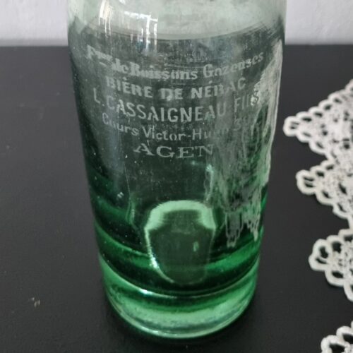 Flot grøn flaske med tekst – fransk ølflaske