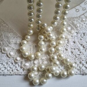 Perlekæde lang med hvide perler
