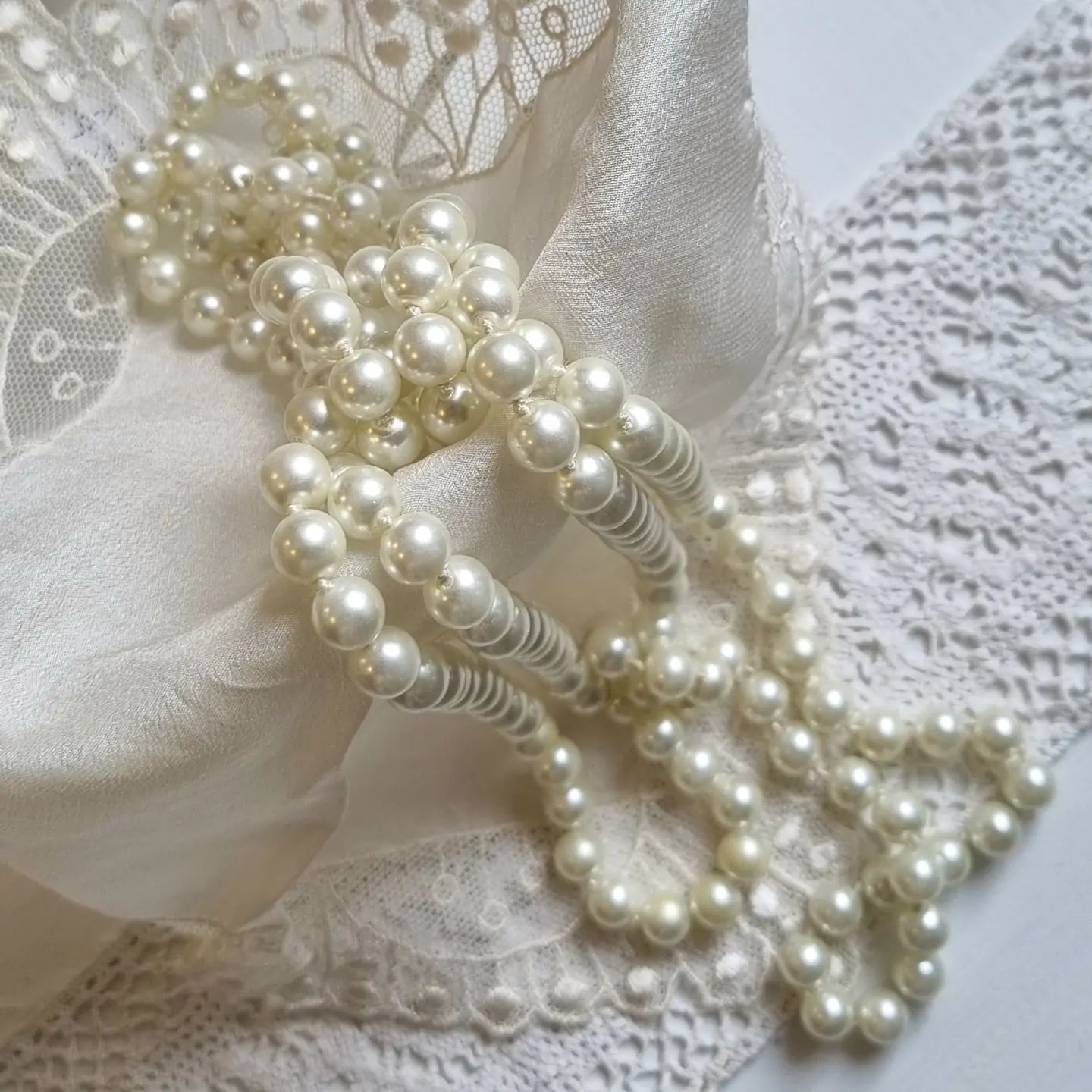 Perlekæde lang med hvide perler