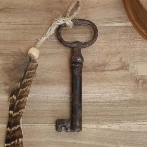Stor antik nøgle med rustpatinering