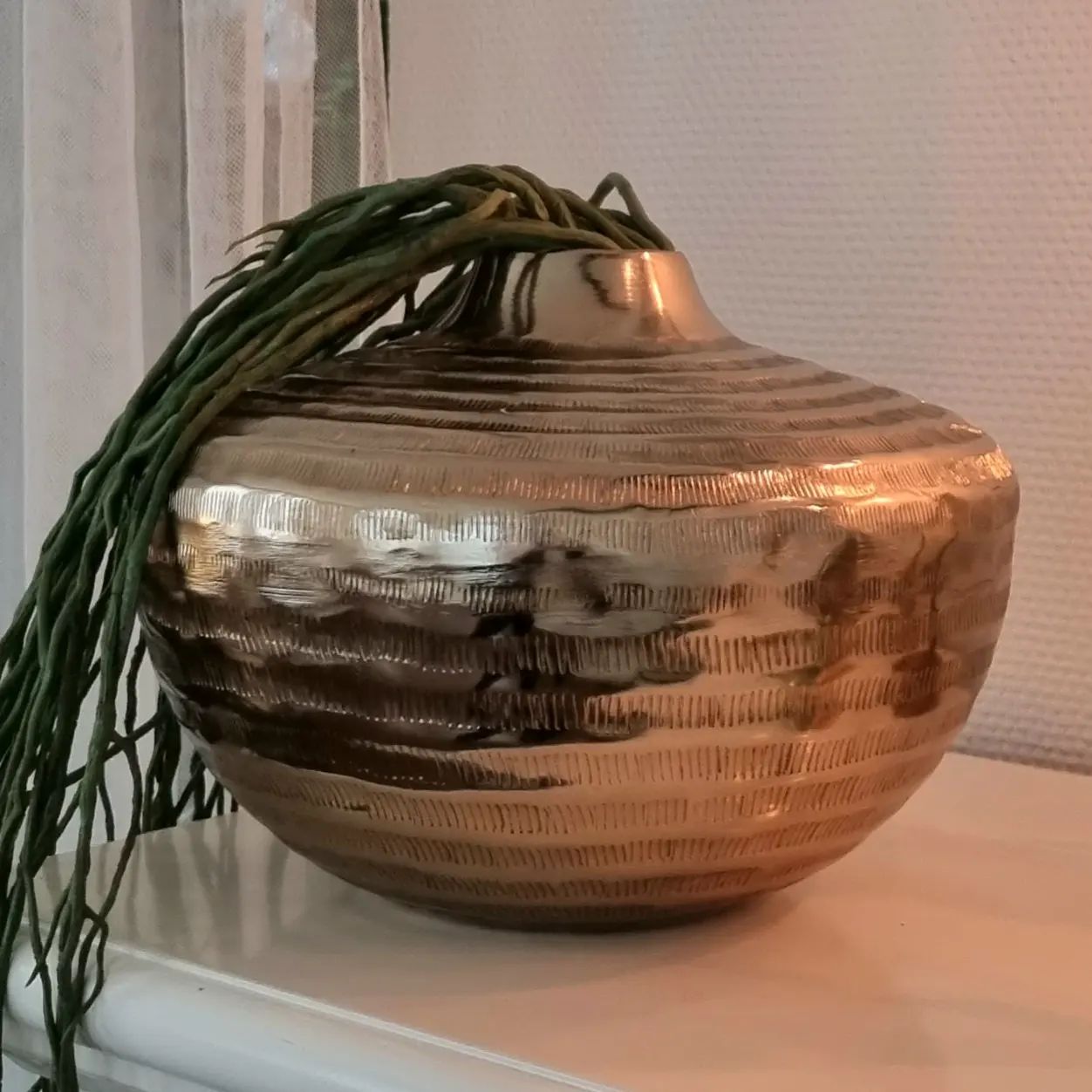 Elegant guld vase med fint mønster