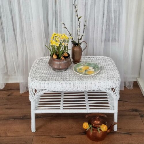 Fint hvidmalet bambus bord / lille sofabord