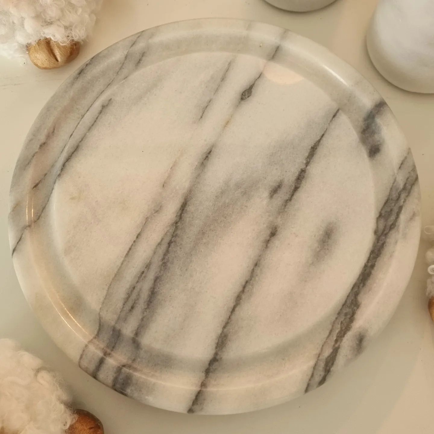Flot osteklokke i marmor med glastop