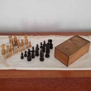 Antikke skakbrikker i original æske