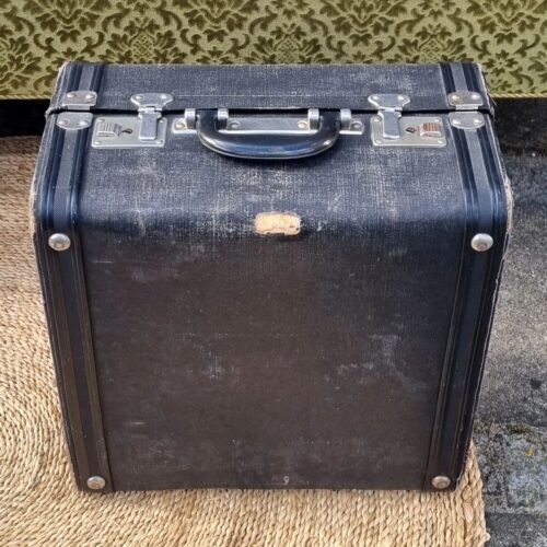 Flot gammel kuffert med lilla for