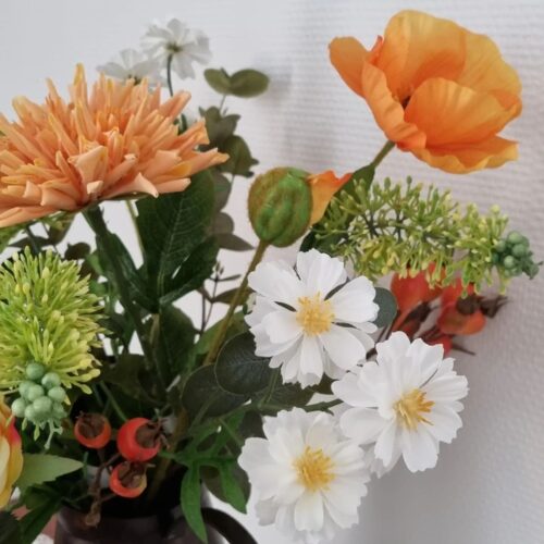 Smukke kunstige blomster og grene