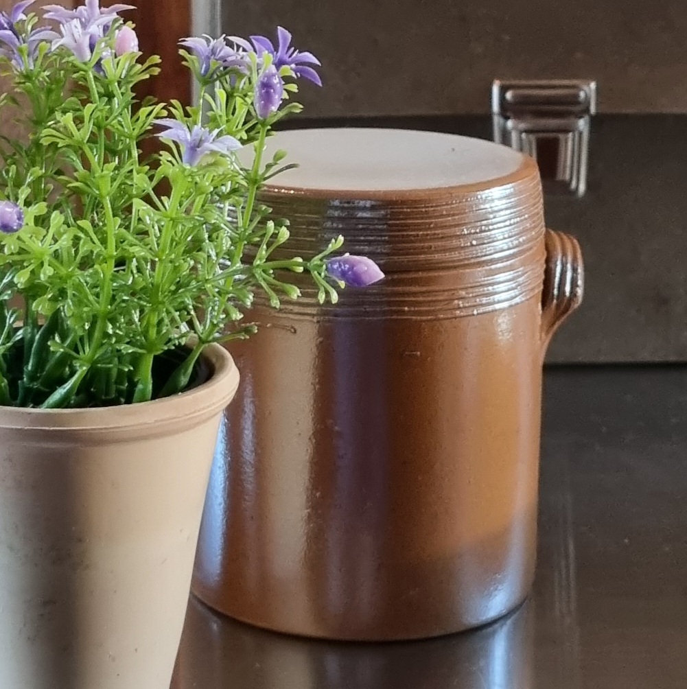 Fransk stentøjs krukke med låg