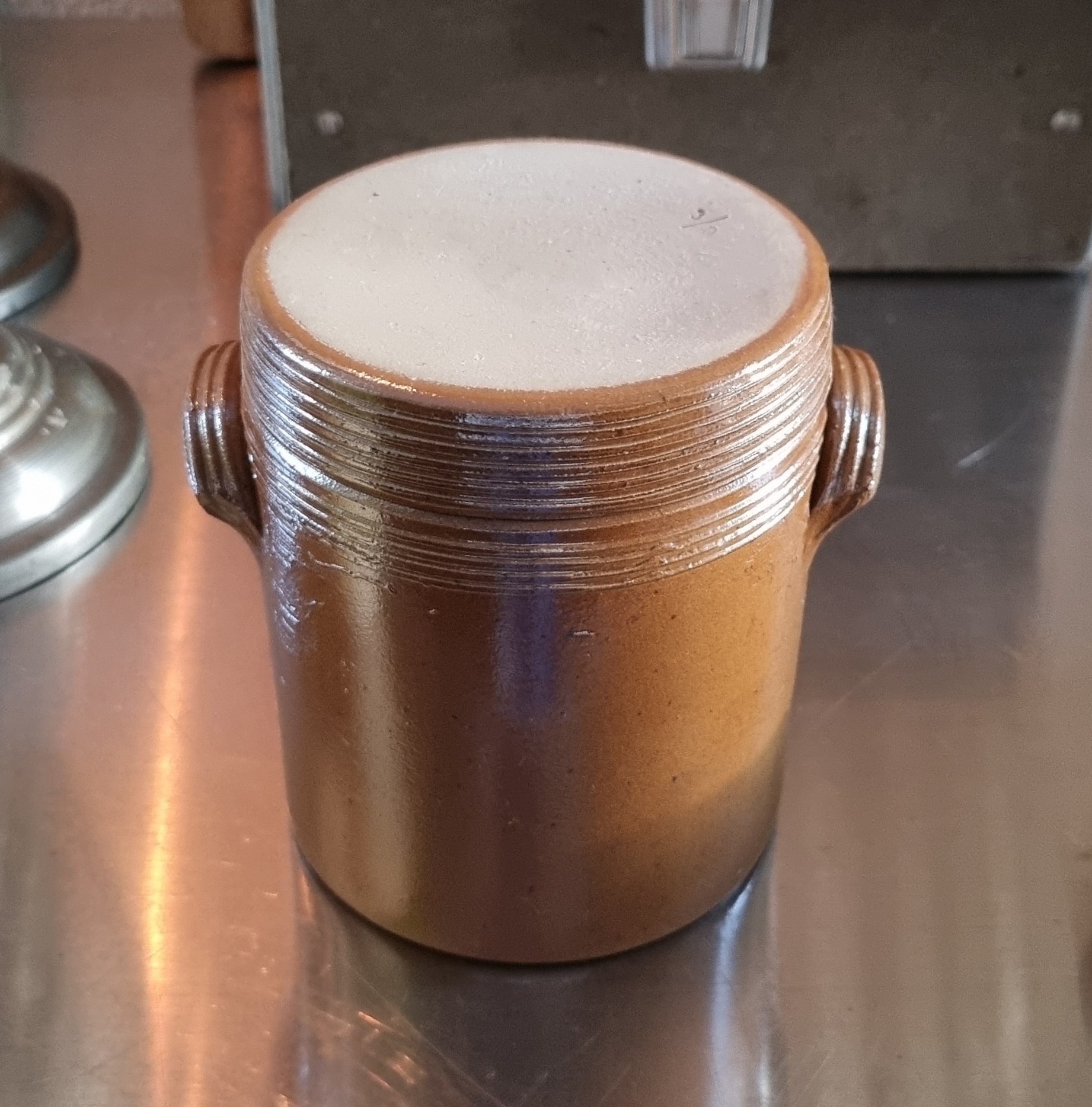 Fransk stentøjs krukke med låg