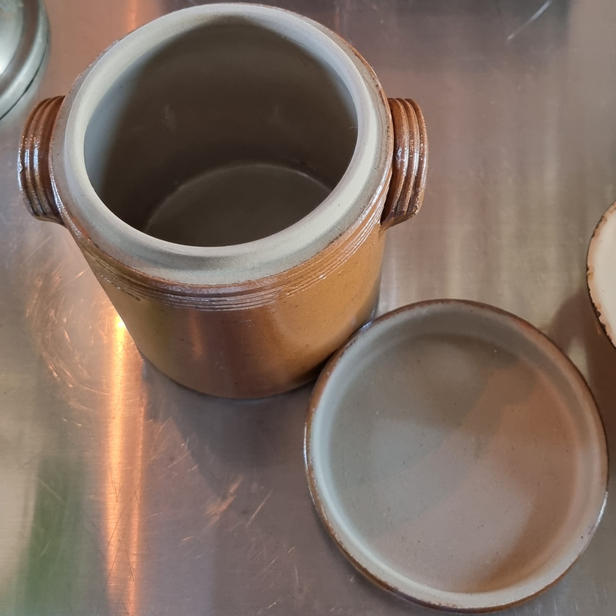 Fransk stentøjs krukke med låg