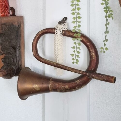 Gammelt rustikt messing horn – flot dekoration
