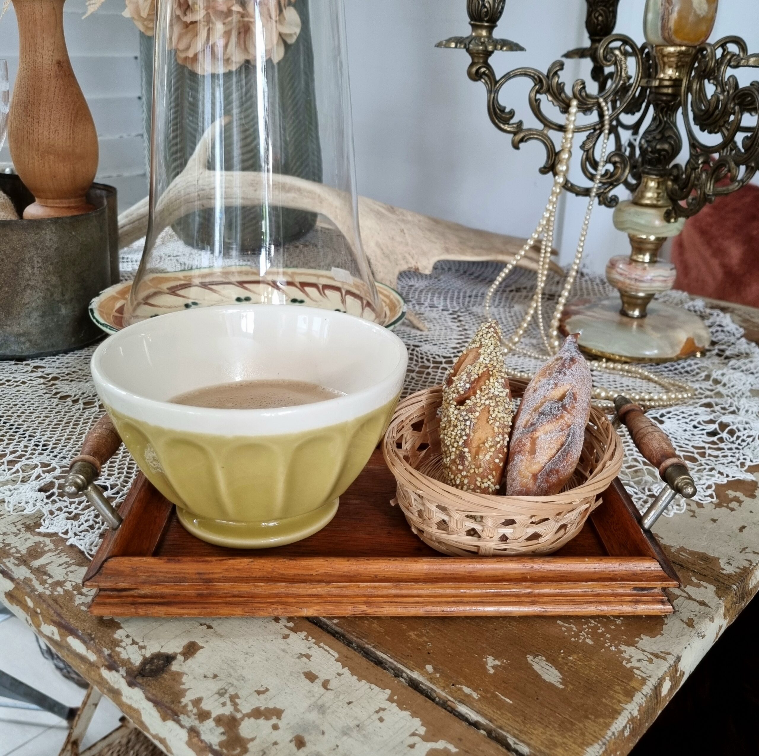 Sød kaffeskål i smuk lys olivengrøn farve