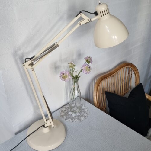 Robust Naska Loris bordlampe på fod