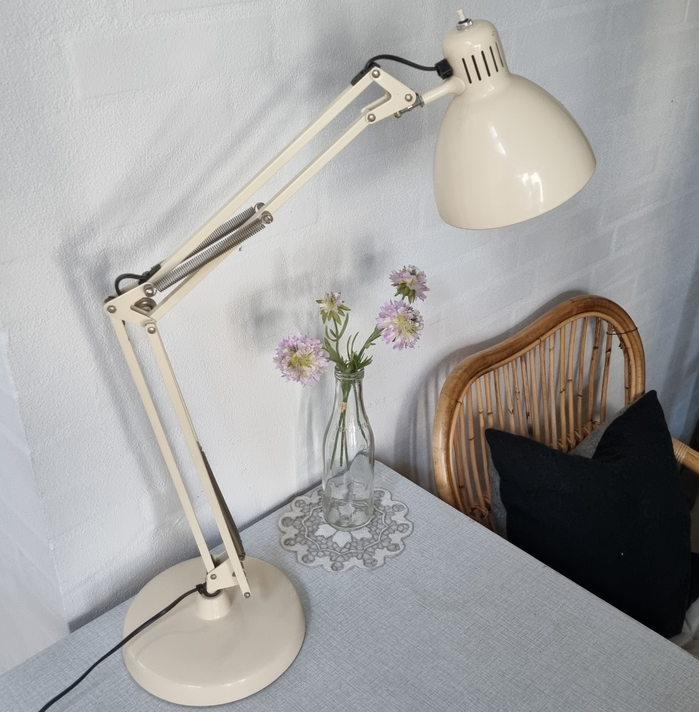 Robust Naska Loris bordlampe på fod