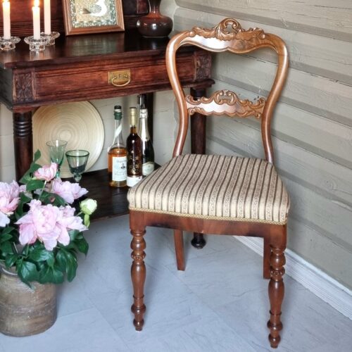 Romantisk stol med smuk udskæring