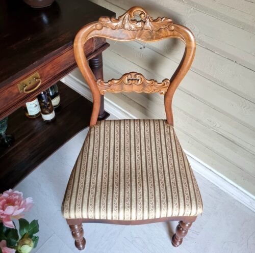 Romantisk stol med smuk udskæring