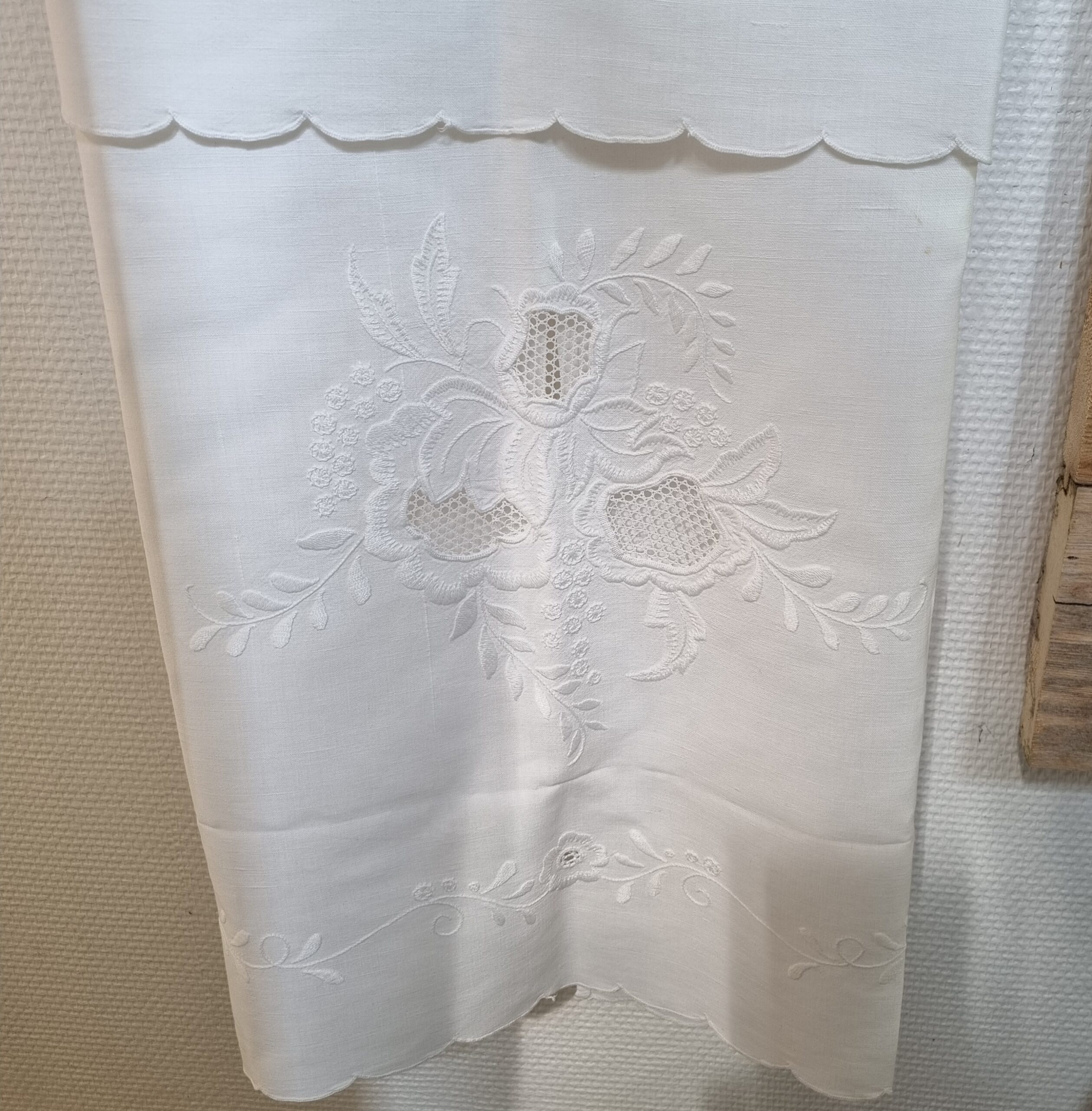 Ophæng i smukt hvidt stof