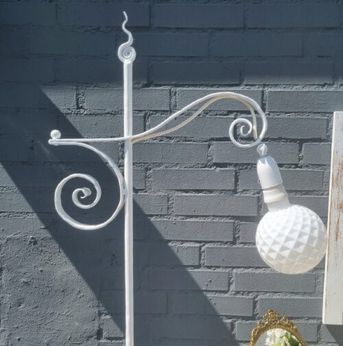 Jernlampe hvidmalet med højderegulering