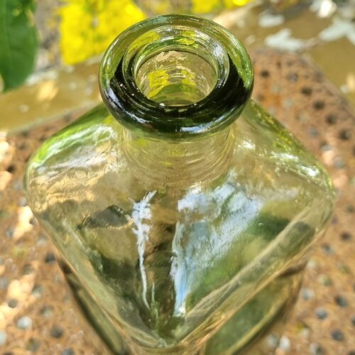 Gammel firkantet lys grøn flaske – i flot stand