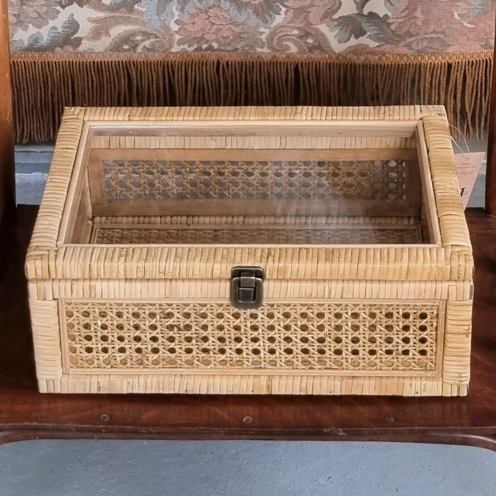 Elegant skrin i fransk flet med glas i låget