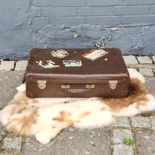 Fin gammel kuffert med flotte mærkater