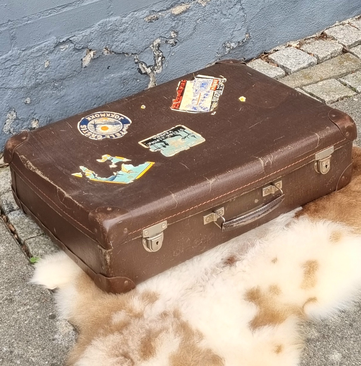 Fin gammel kuffert med flotte mærkater